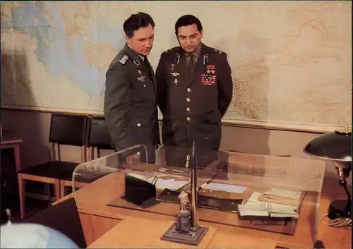  Kosmonauten Waleri Bykowski u. Sigmund Jähn zu Besuch bei Juri Gagarin 1978