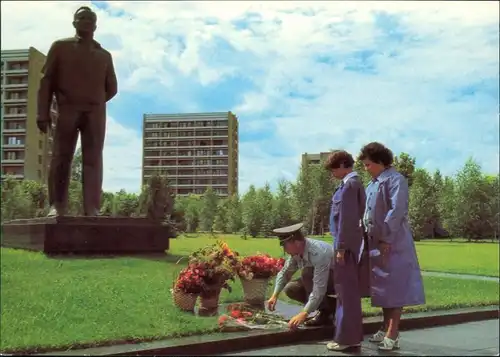 Ansichtskarte  Kosmonaut S. Jähn mit Familie am Gagarin-Denkmal 1978