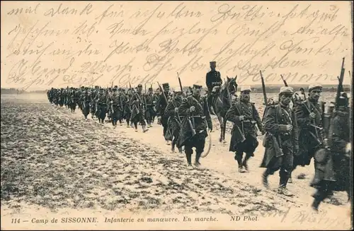 CPA Sissonne Soldaten marschieren 1914 