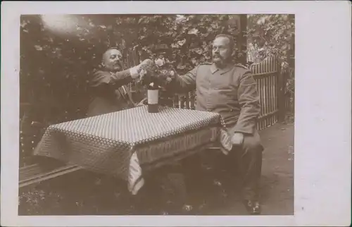 Ansichtskarte Nossen Soldaten beim Weintrinken 1915 