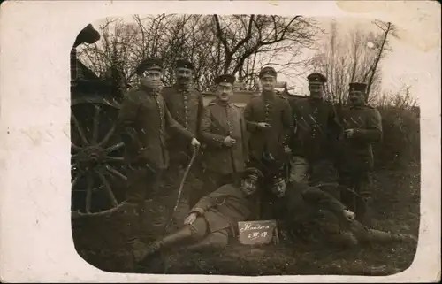  Soldaten vor Gefährt in Flandern - Privatfotokarte 1917 Privatfoto 