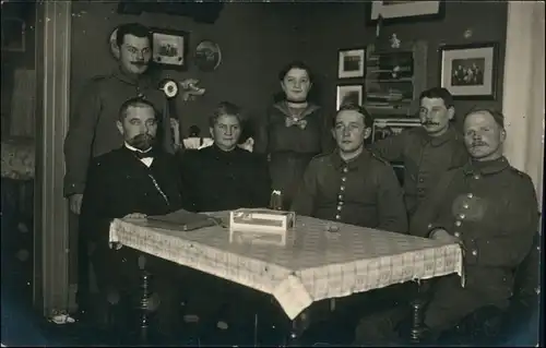  Familie Vater, Mutter, Tochter Söhne - Soldaten am Tisch 1909 Privatfoto 