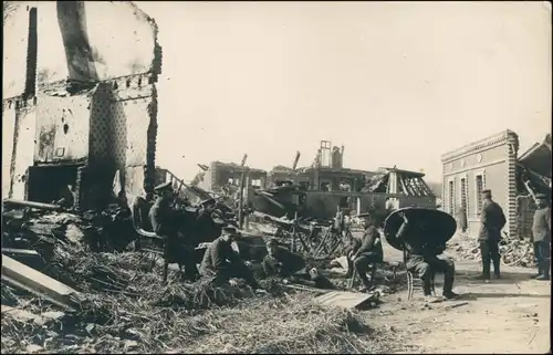 Chauny Soldaten mit Lager in der zerstörten Stadt WK1 1916 Privatfoto