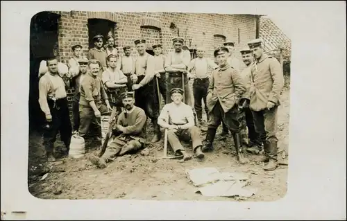 Foto  Soldaten auf Buernhof - Privatfoto Ak 1915 Privatfoto 