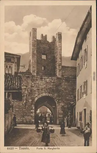 Cartoline Trient Trento Straßenpartie, Mädchen Porta S. Margherita 1916 