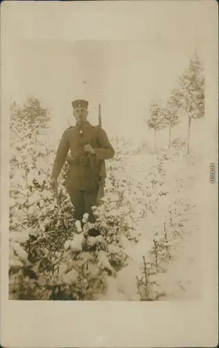 Ansichtskarte  Soldat mit Pfeife und Gewehr im Wald - Privatfotokarte 1917 