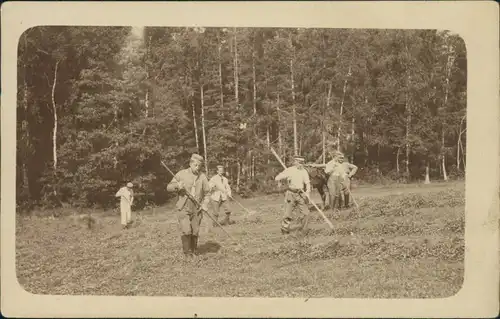 Ansichtskarte  Privatfotokarte - Soldaten auf dem Feld WK1 1917 