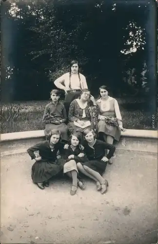 Postcard Třeboň Familienfoto am Brunnen 1928