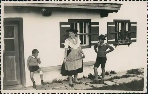 Foto  Mutter mit 2 Kindern in Tracht Alpen 1950 Privatfoto 