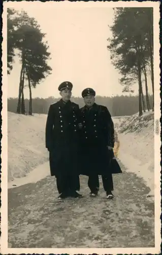 Foto  2 Soldaten im Winter posieren 1938 Privatfoto 