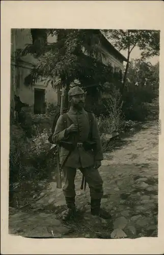 Foto  Straßenpartie - Soldat mit Gewehr 1915 Privatfoto 