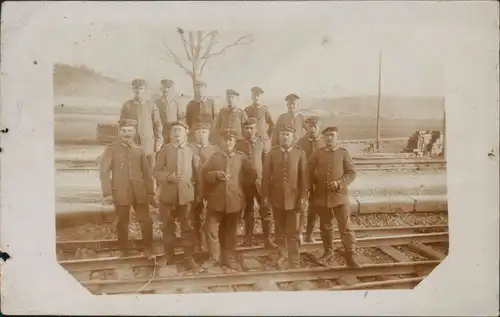 Foto  Soldatengruppenfoto auf den Schienen WK 1
1917 Privatfoto