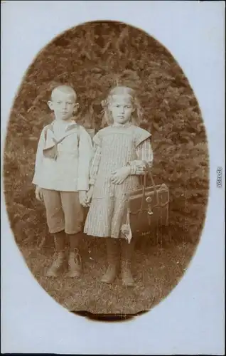 Foto  Mädchen mit Tasche, Junge Mode Kleidung 1924 Privatfoto 