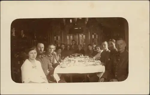 Foto  Soldaten mit Ihren Frauen am Tisch WK1 1917 Privatfoto 