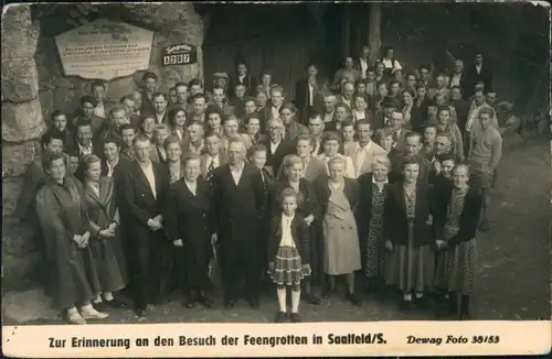 Ansichtskarte Saalfeld (Saale) Reisegruppe vor den Feengrotten 1953 