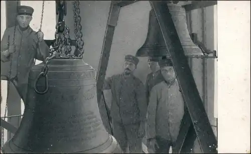 Schönfeld - Weißig-Dresden Soldaten vor der Glocke, Kirche 1917 