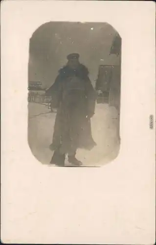 Russland Soldat im Wintermantel, Holzhütten im Schnee 1918 Privatfoto