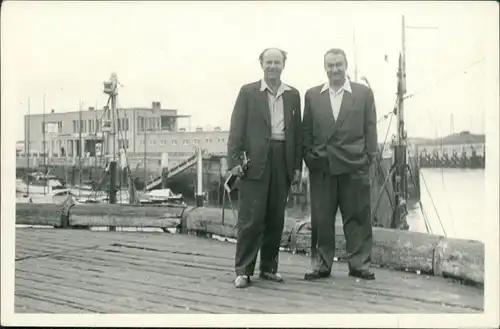 Foto  2 Männer auf Pier am Hafen 1965 Privatfoto