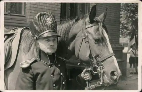 Ansichtskarte  Reiter Preussischer Totenkopfhusar, Kinder mit Fahne 1940