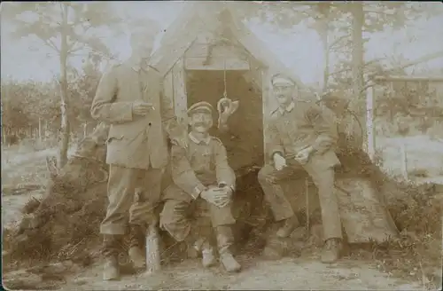 Foto Russland Soldaten vor einem Unterstand 1. WK 1917 Privatfoto 