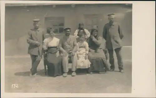 Ansichtskarte  Soldaten vor einem Bauernhaus - Bäuerin - Balkan WK1 1918 