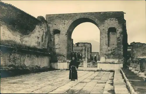 Foto Neapel Napoli Mönch in Ruine 1939 Privatfoto