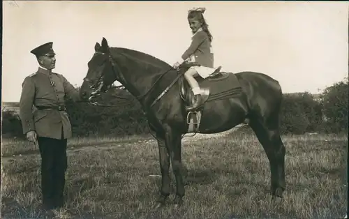 Foto  Soldat führt Mädchen auf Pferd 1917 Privatfoto 