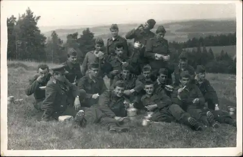 Foto  Gruppenfoto Soldaten beim Essen 1959 Privatfoto 