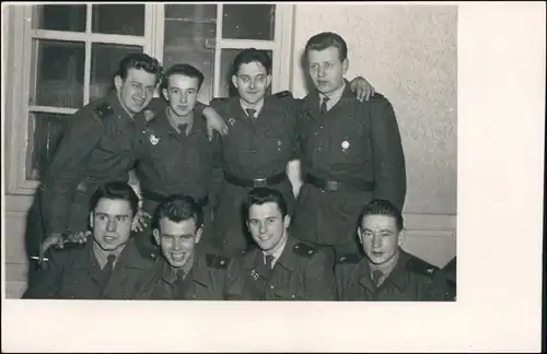 Tschechien Soldaten Gruppenbild vor dem Fenster Zigarette 1958 Privatfoto 