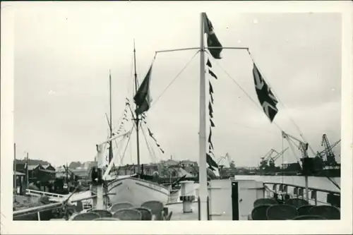 Foto  Rundfahrtschiff im Hafen Brittische Flagge 1955 Privatfoto