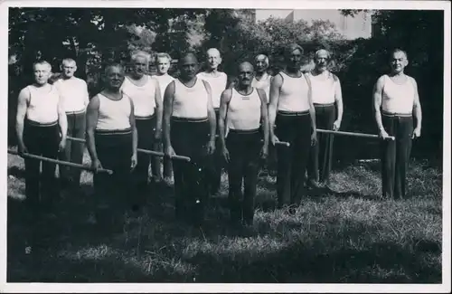 Foto  Turner auf Wiese mit Stöcken 1940 Privatfoto 