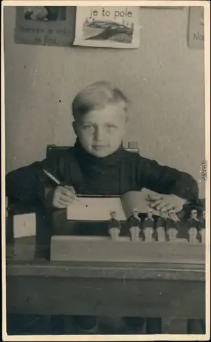 Foto Tschechien Kind bei Schulaufgaben Klassenzimmer 1960 Privatfoto 