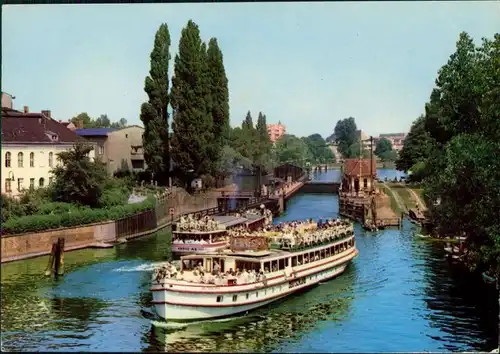 Ansichtskarte Berlin Schleuse, Fahrgastschiffe voller Menschen 1976