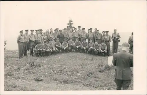 Foto Tschechien Soldatengruppenfoto auf Wiese 1965 Privatfoto 
