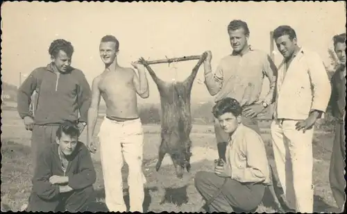 Tschechien junge Männer präsentieren gejagdest Wildschwein 1963 Privatfoto 