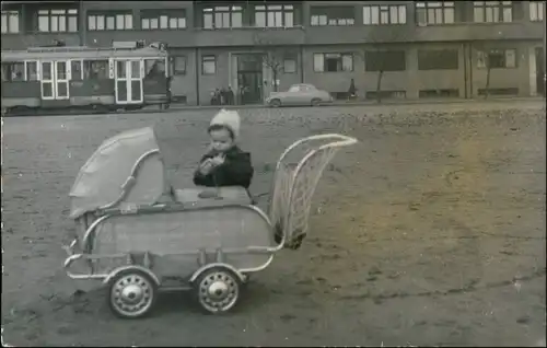 Tschechien CSSR Kind am alten Kinderwagen und Straßenbahn 1965 Privatfoto 