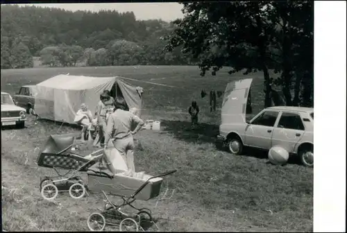 Tschechien CSSR Wildes Campen auf Wiese mit Autos Kinderwagen 1955 Privatfoto 