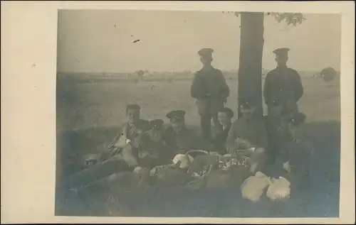 Foto  verletzte Soldaten und Frau beim Picknick 1916 Privatfoto 