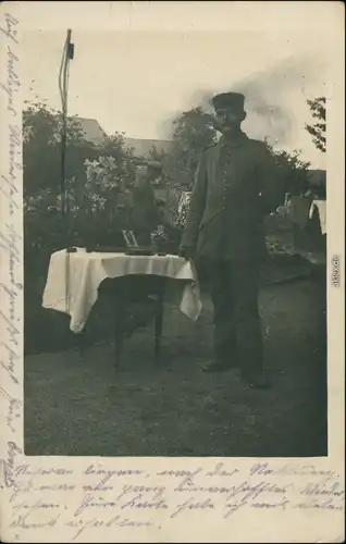 Ansichtskarte  Soldat vor dem Tisch, Privatfoto AK WK1 1915 