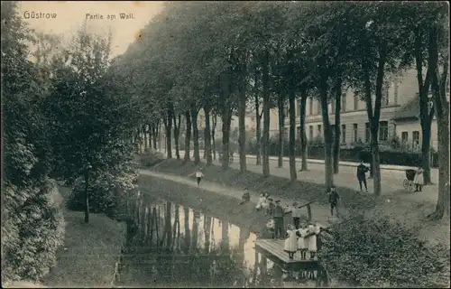 Ansichtskarte Güstrow Kinder, Straße - Wall 1917 