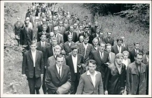 Oschersleben Gruppe von Menschen auf eine Straße durch den Wald 1955 Privatfoto