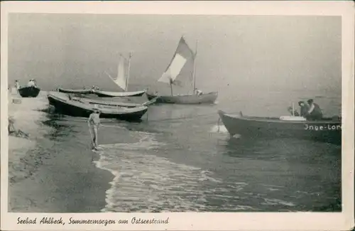 Ahlbeck (Usedom) Strand mit Segelbooten und kleinen Jungen mit Zylinder 1965