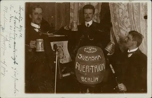 Berlin Privatfoto: Fotokunst Männer Bier Svenska Auer Trion 1910 