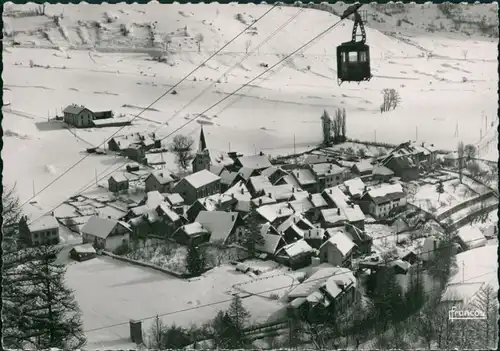 Briançon Seilbahn mit Gondel im Hintergrund ein Dorf im Schnee 1959