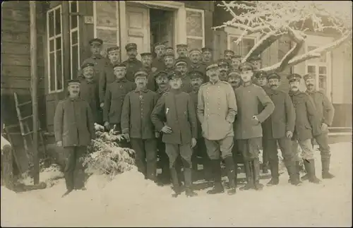 Ansichtskarte  Soldaten vor Haus im Winter, Privatfoto WK1 1916 Privatfoto 