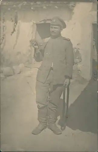 Foto  Soldat auf Krücke vor Haus 1. WK Privatfoto 1918 Privatfoto 