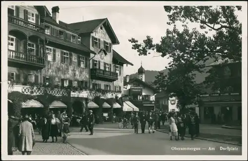 Ansichtskarte Oberammergau Am Dorfplatz belebt 1937