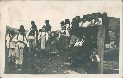  Trachten Typen: Kinder, Frauen und Männer Balkan? 1942 Privatfoto