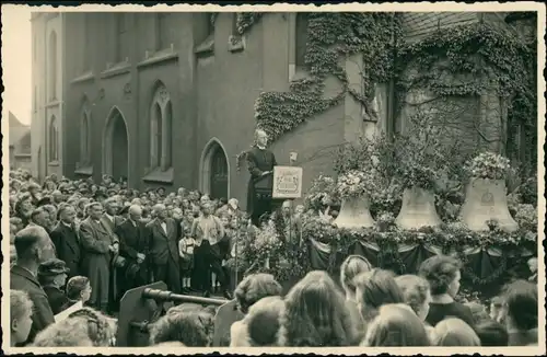 Ansichtskarte Meerane Feier vor Kirche mit Glocken 1952