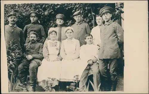  Lazaret Gruppenbild Soldaten mit Schwestern und Ärzten 1916 Privatfoto
